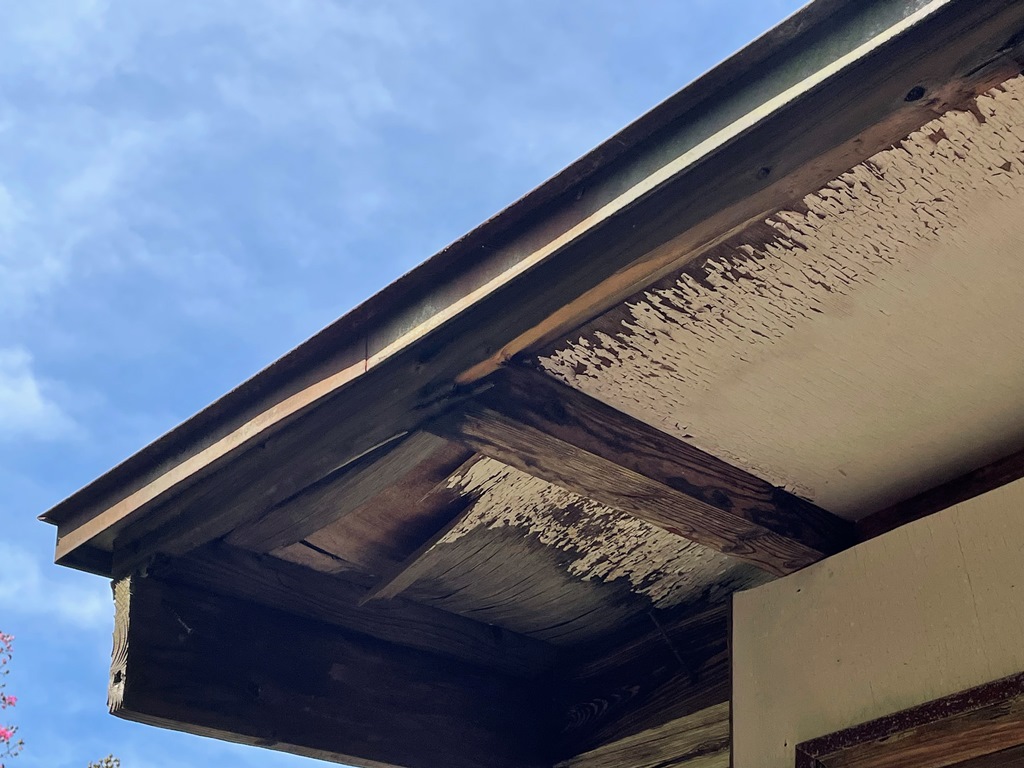農舎屋根　軒天剥がれ