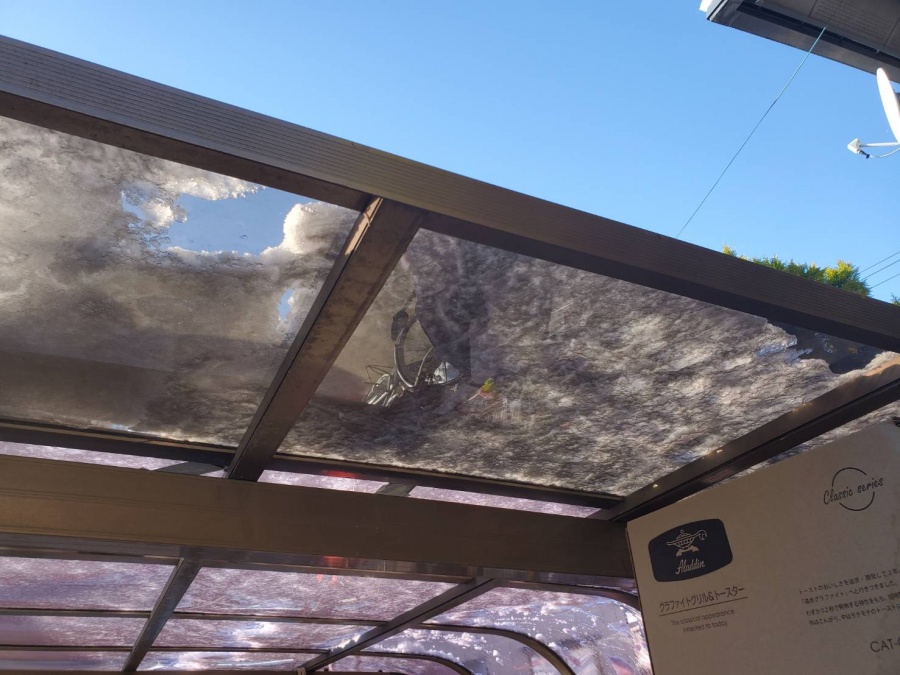 五泉市にてポリカ屋根にヒビ
