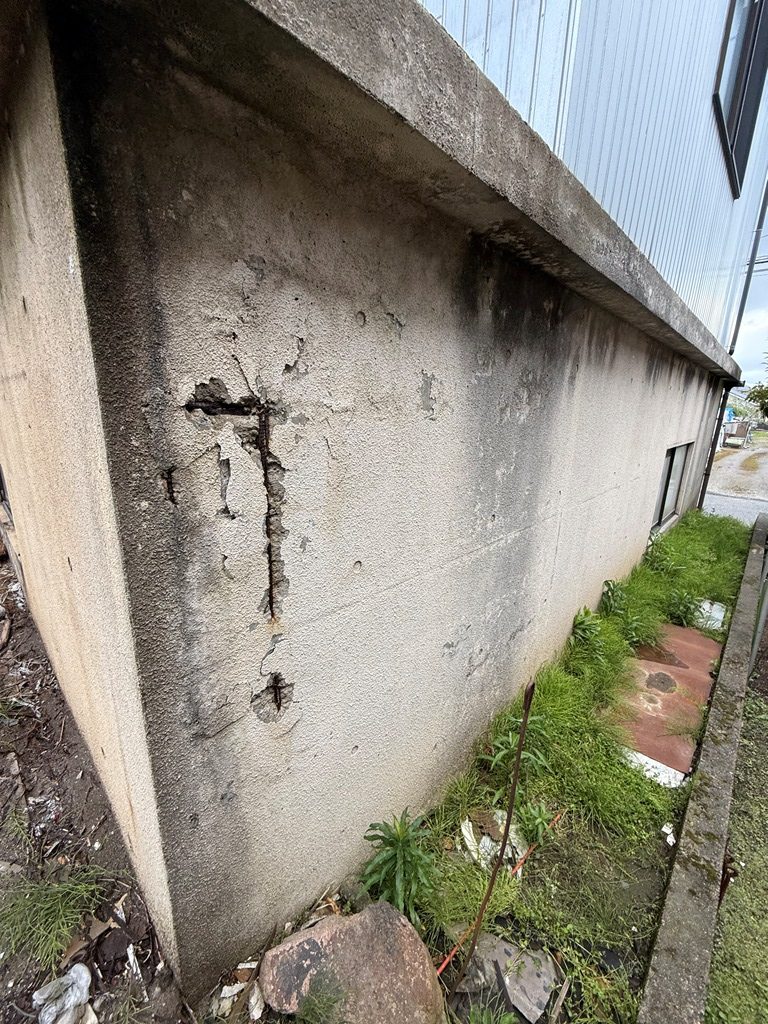RC造の車庫外壁が爆裂している状態　現地調査