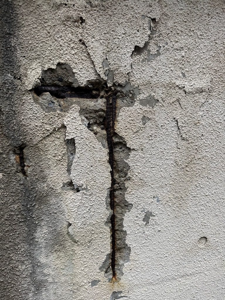 RC造の車庫外壁が爆裂している状態　現地調査