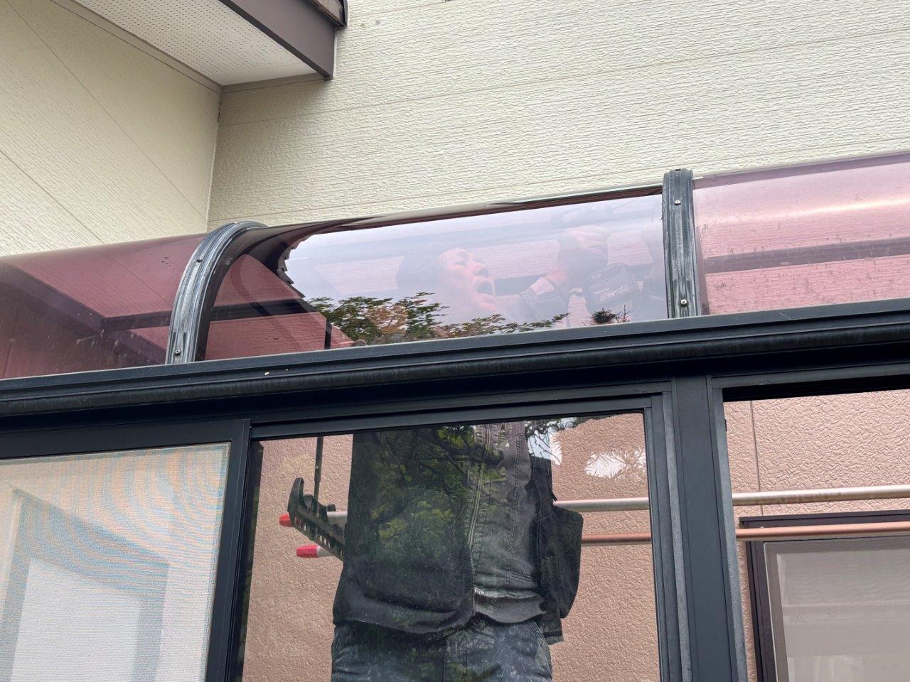 ポリカ張り替え、補強材取付工事