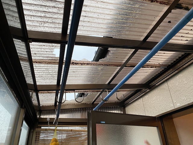 サンルームの屋根に穴があいたと