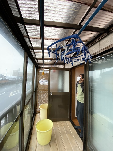 サンルームの屋根に穴があいたと