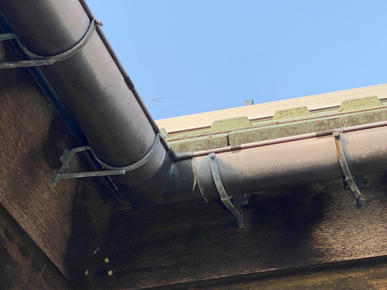 軒樋の番線外れ