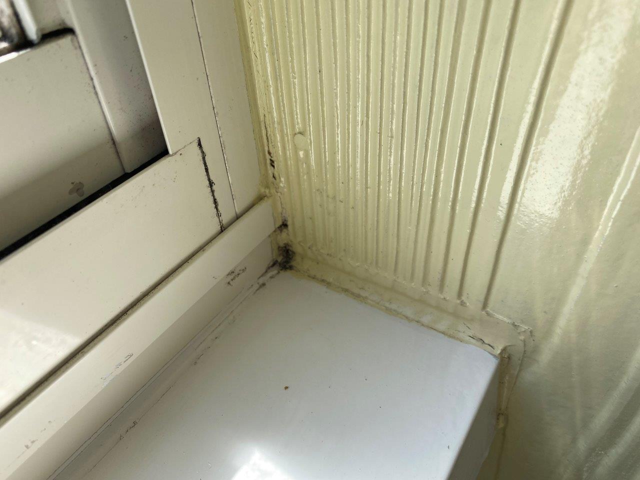 窓サッシから雨漏れ