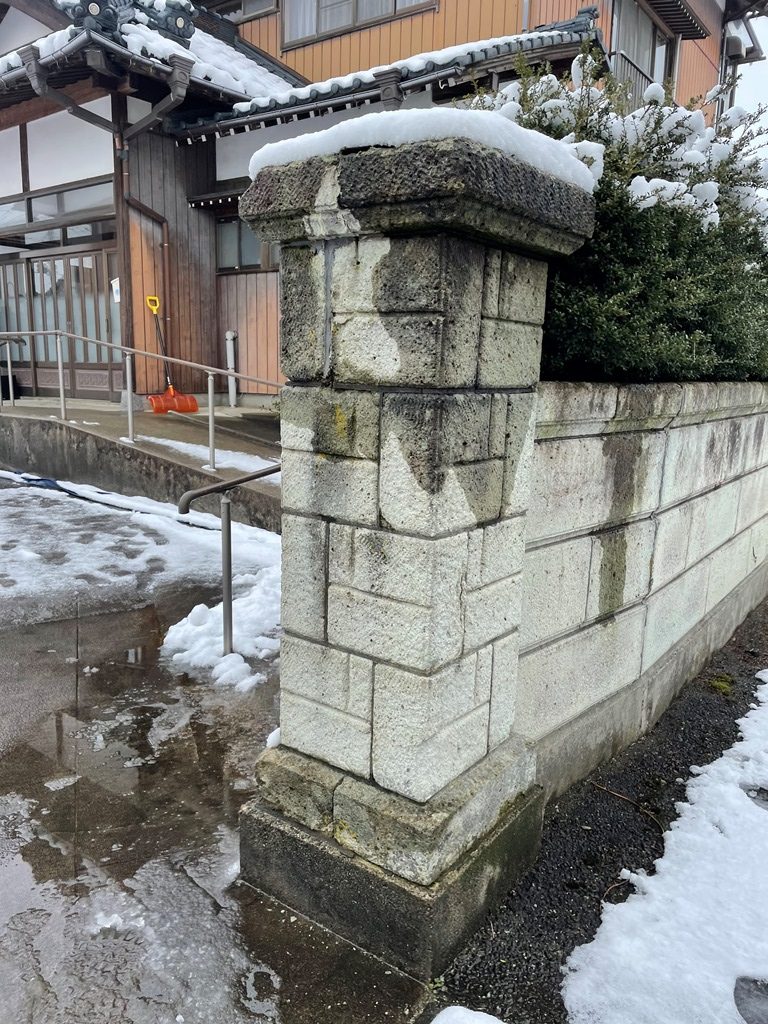 大谷石塀の隙間