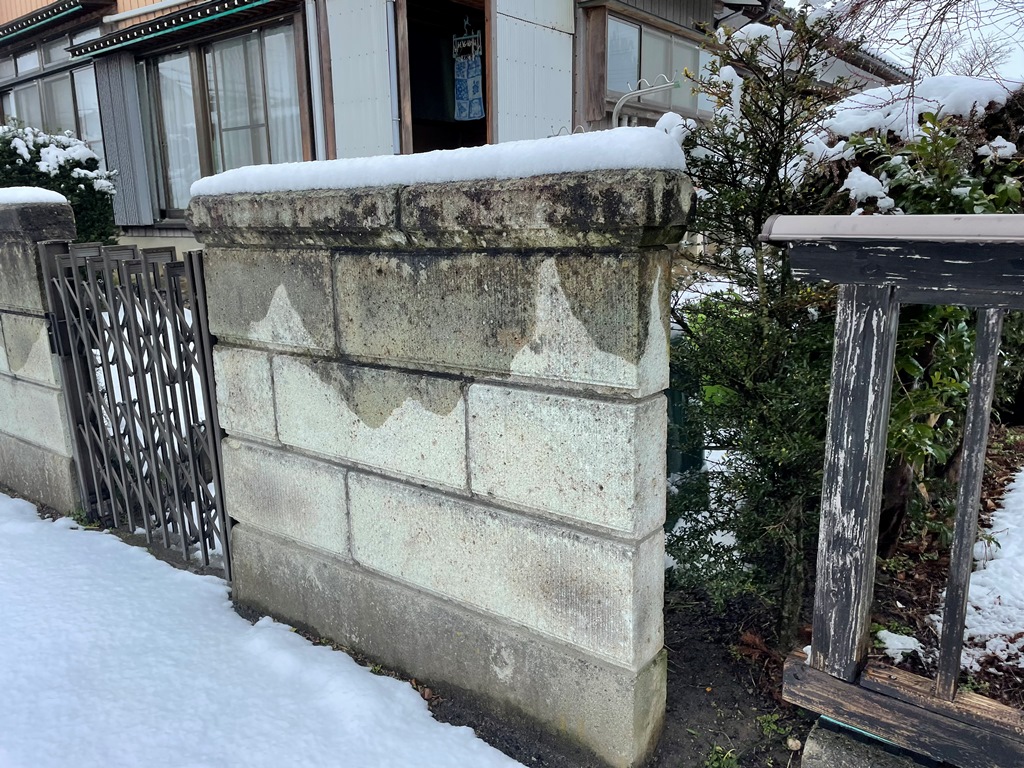 大谷石塀の隙間