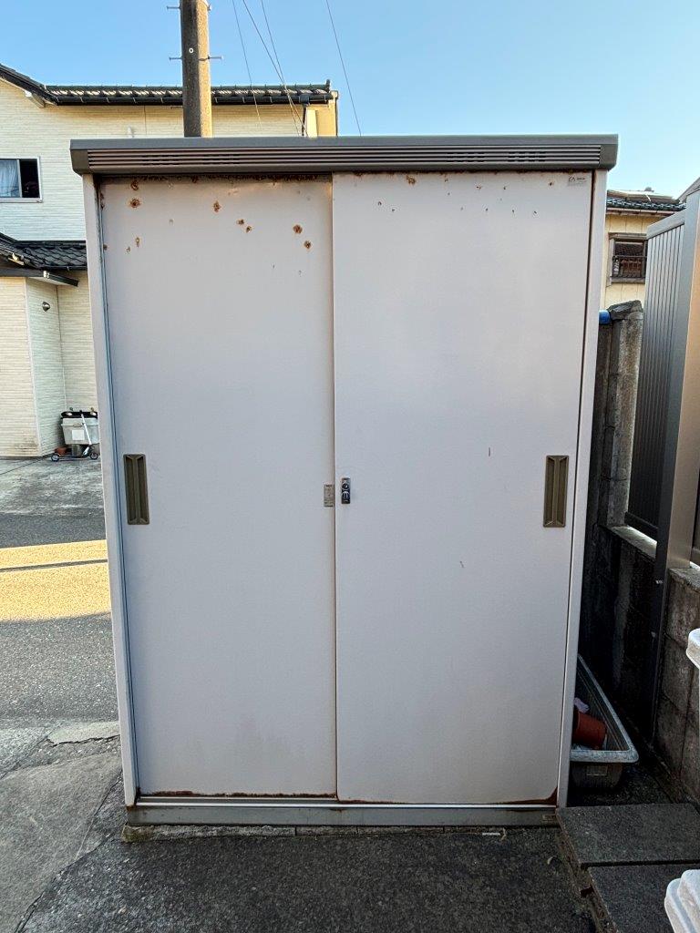 錆びたヨド物置正面