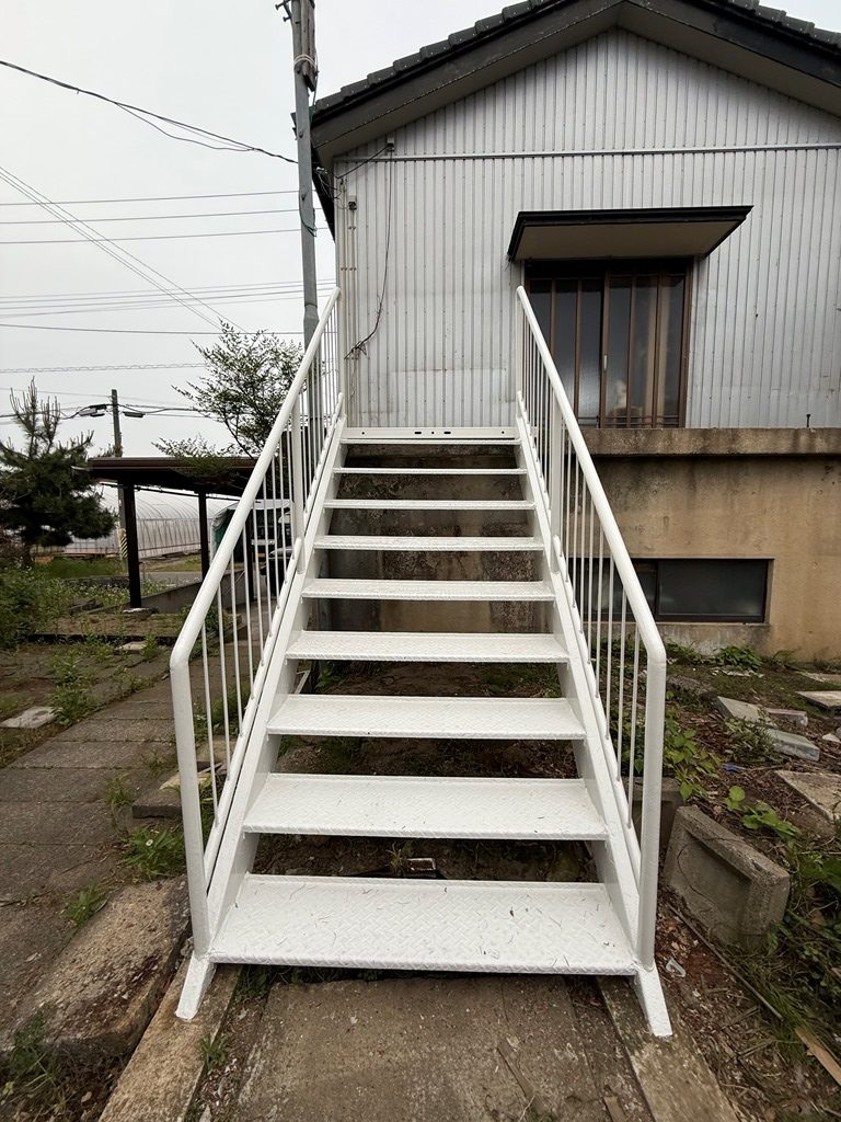 階段の上塗り作業