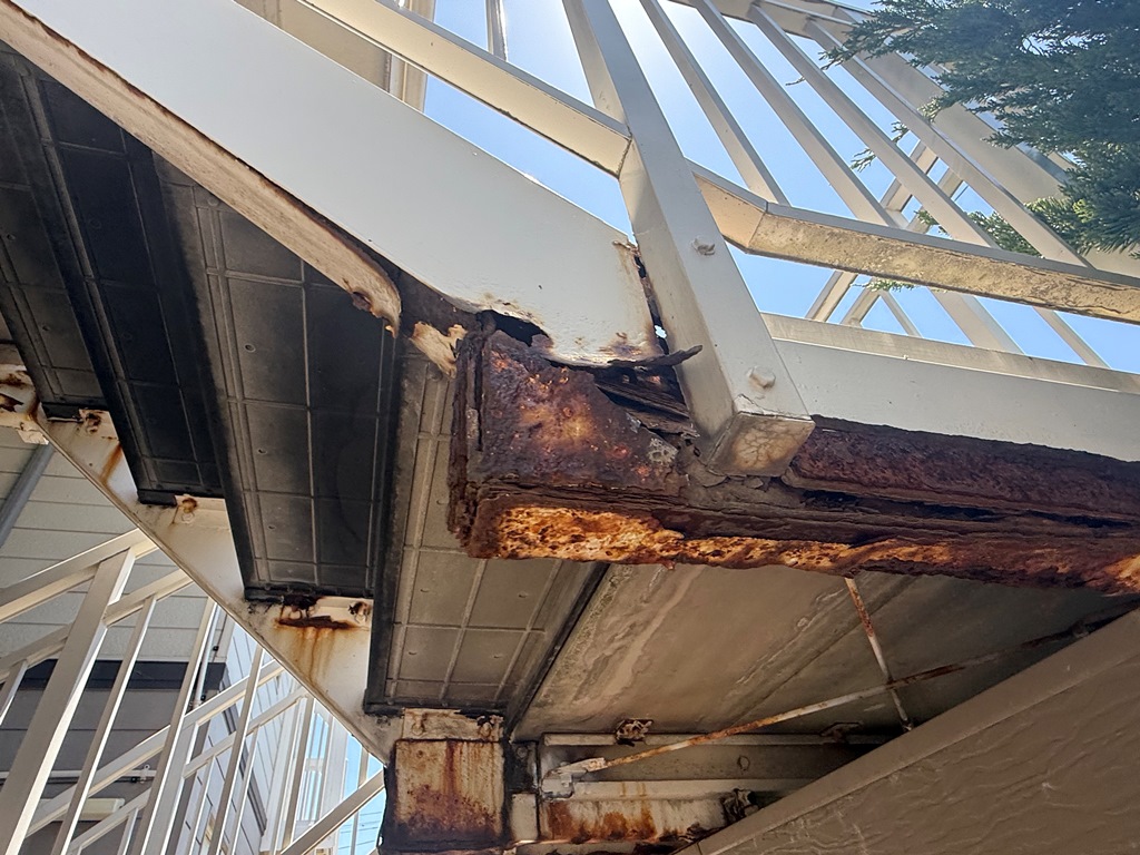 アパート外階段の腐食　現地調査