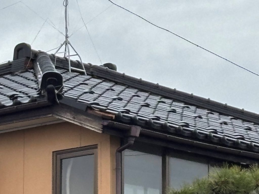 南西角の割れた瓦屋根