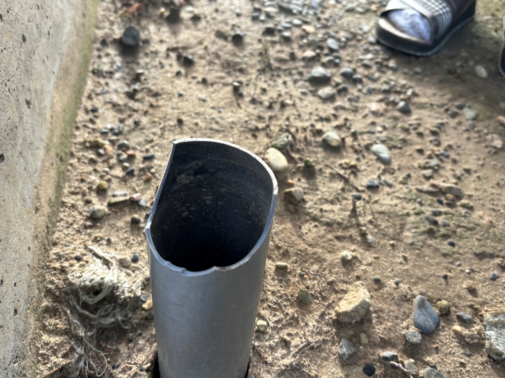 地上部分に残った竪樋の切断跡