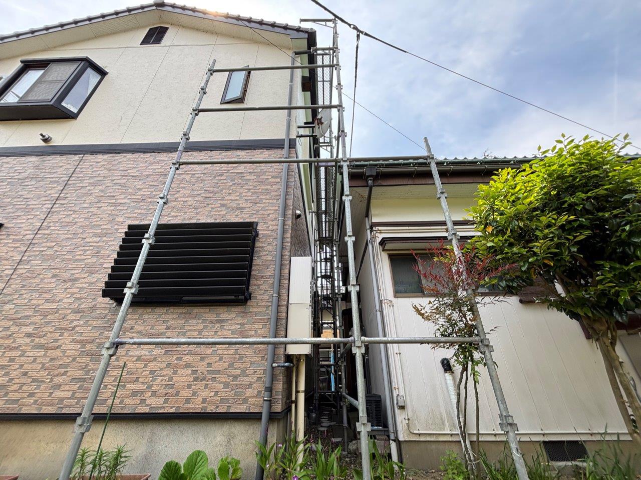 軒樋交換工事　足場設置