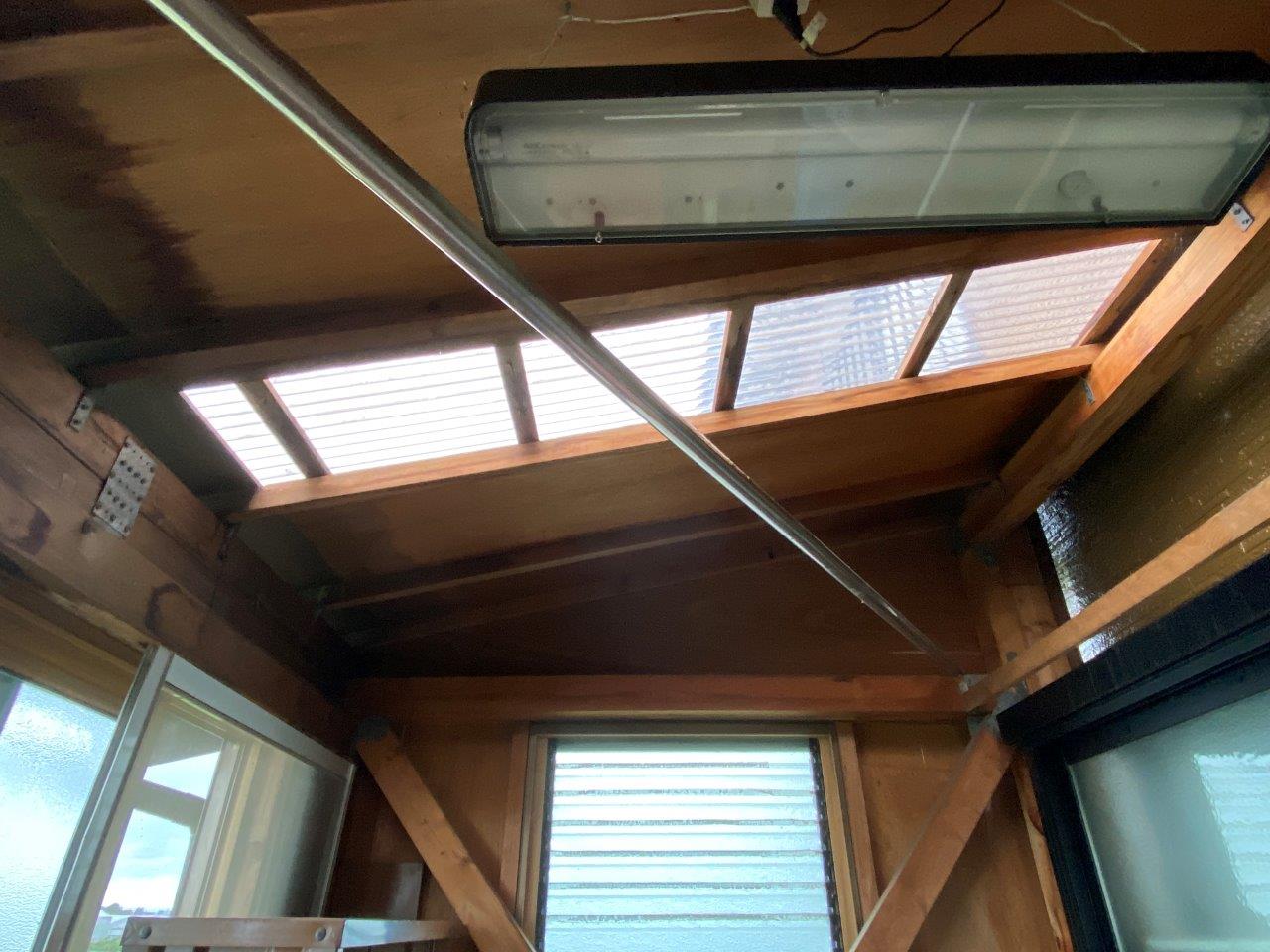 ポリカ屋根ビス浮き