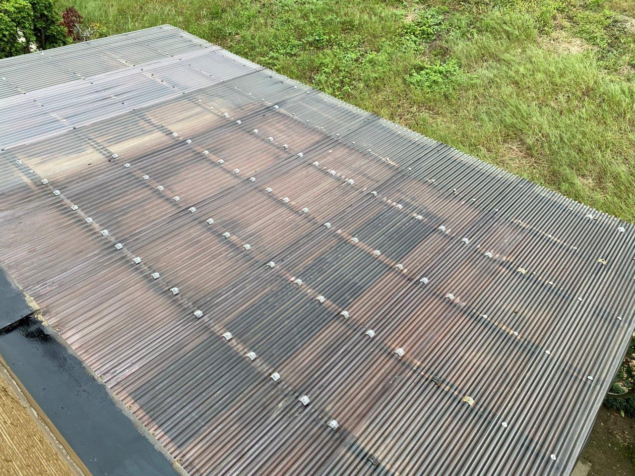 ポリカ屋根ビス浮き