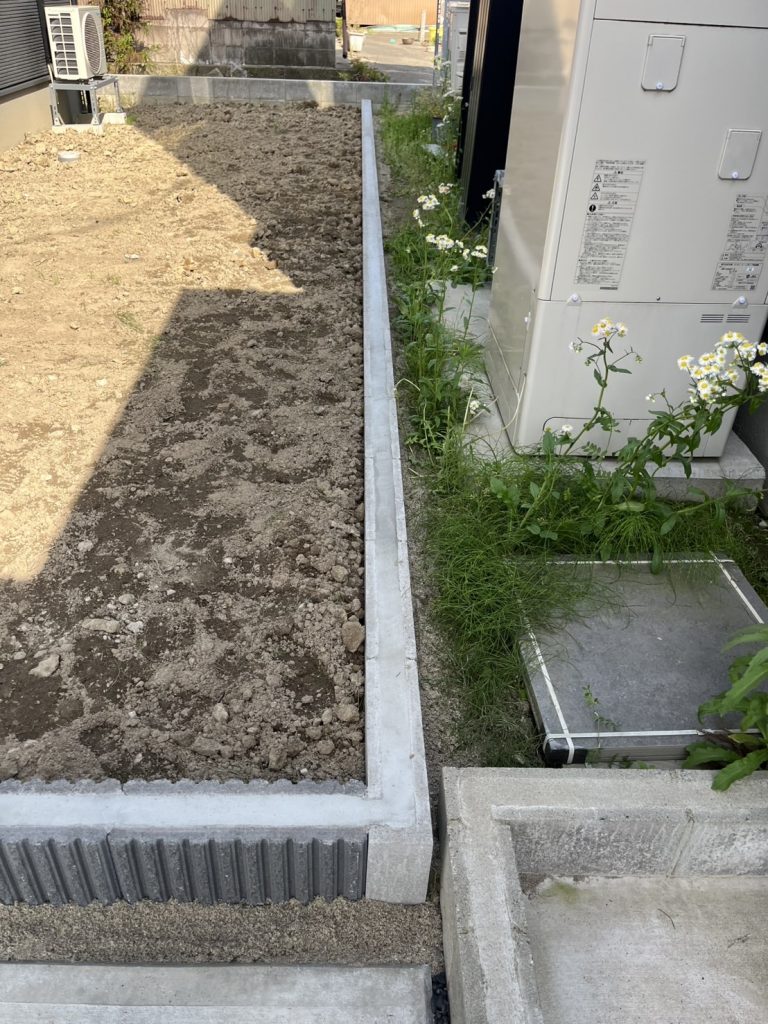 直線に整った境界ブロック