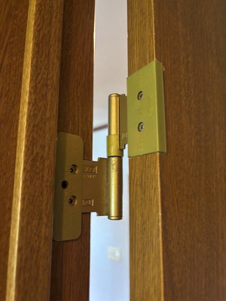 トイレのドアが枠に当たっている状態