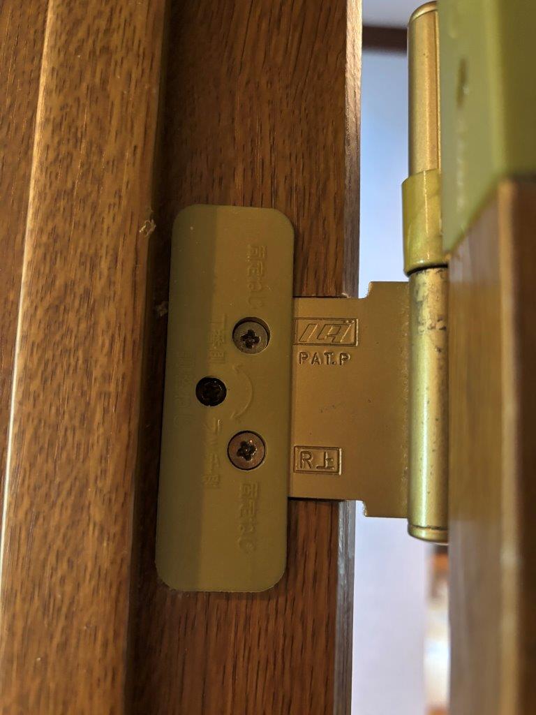 トイレのドアが枠に当たっている状態