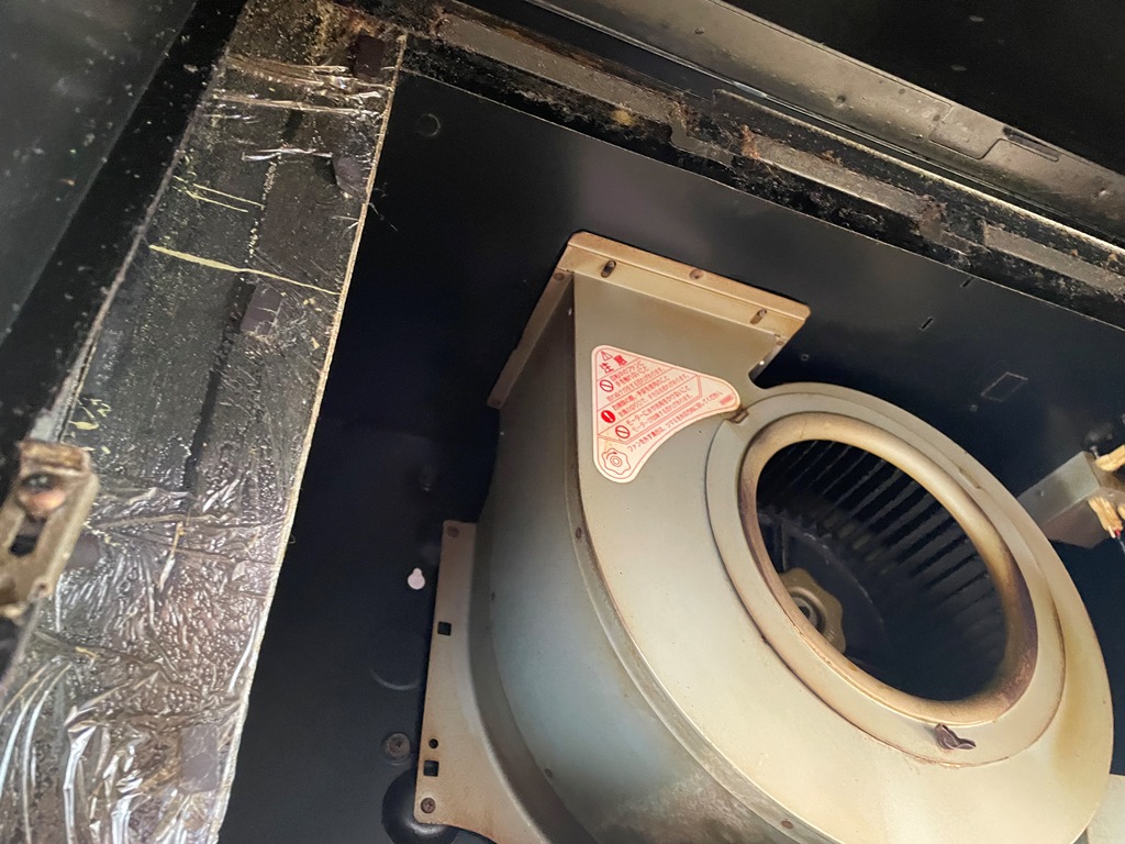 キッチンの換気扇内部より雨漏れ