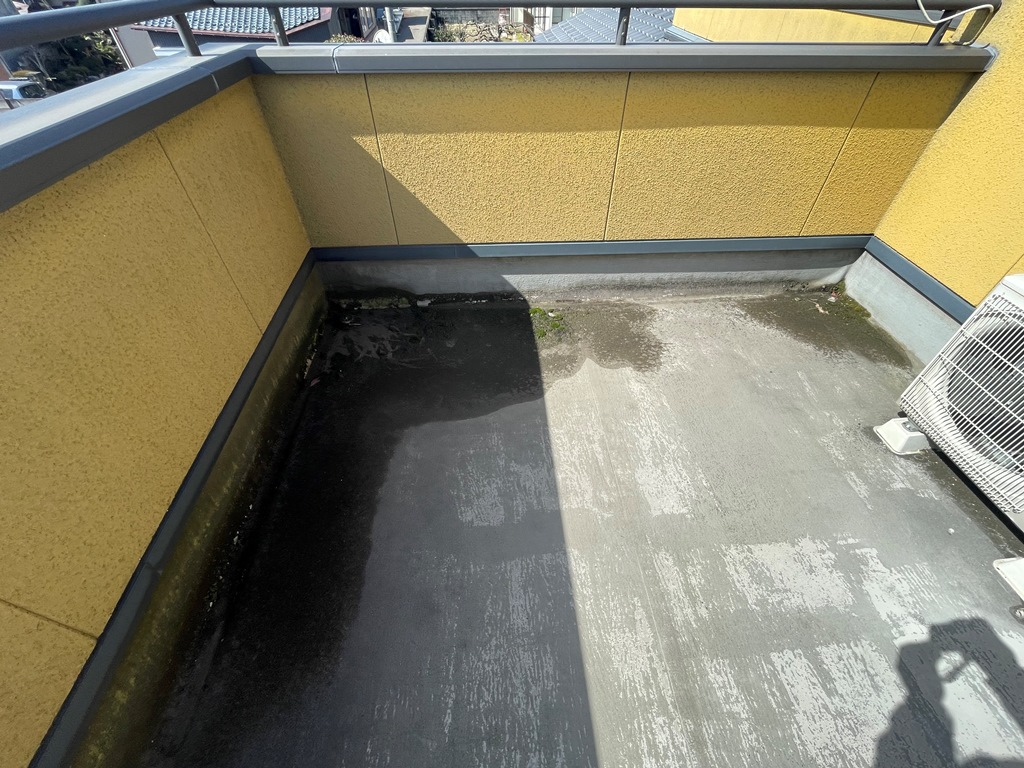 キッチンの換気扇内部より雨漏れ