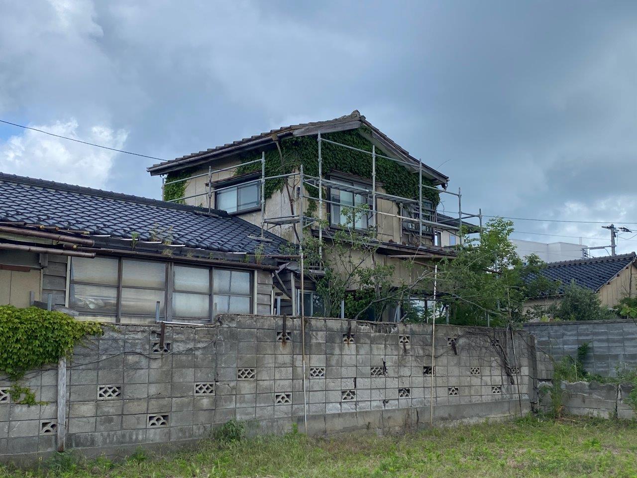 軒天張り替えのため仮設足場設置