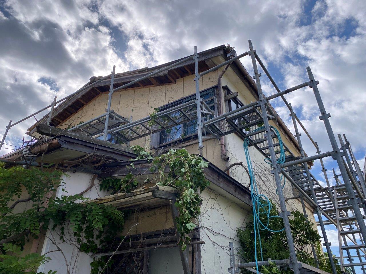 軒天張り替えのため仮設足場設置