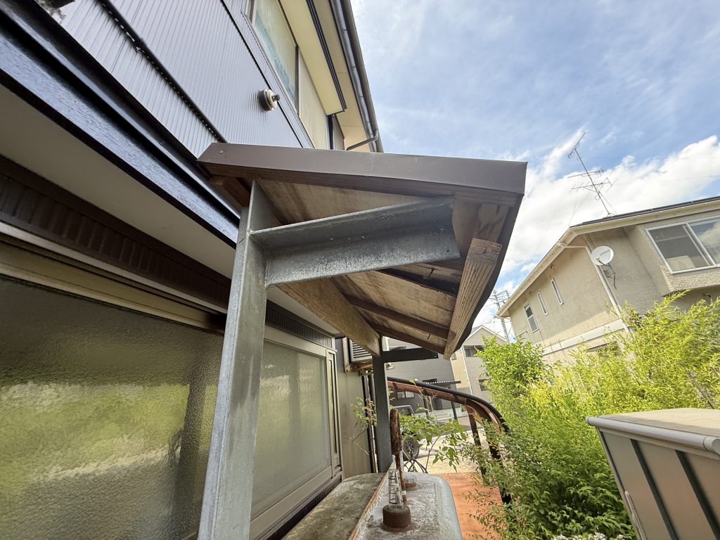 鉄骨で支える小屋根