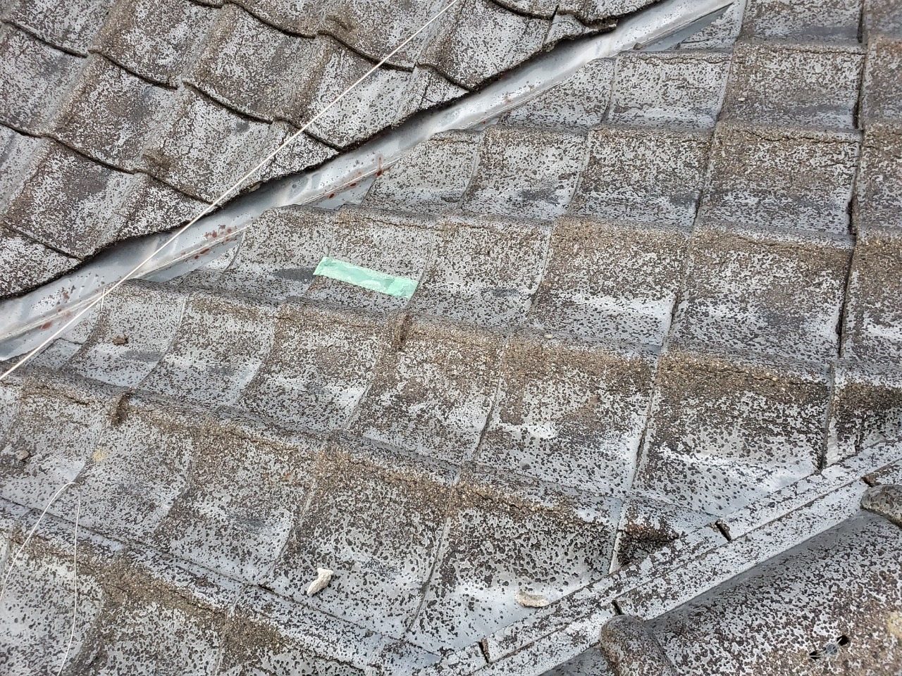 雨漏れしているため屋根葺き替え