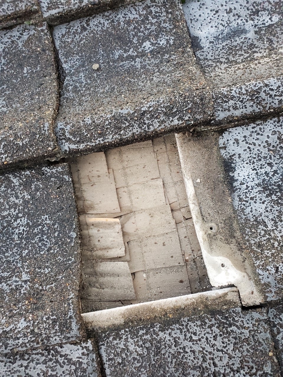 雨漏れしているため屋根葺き替え