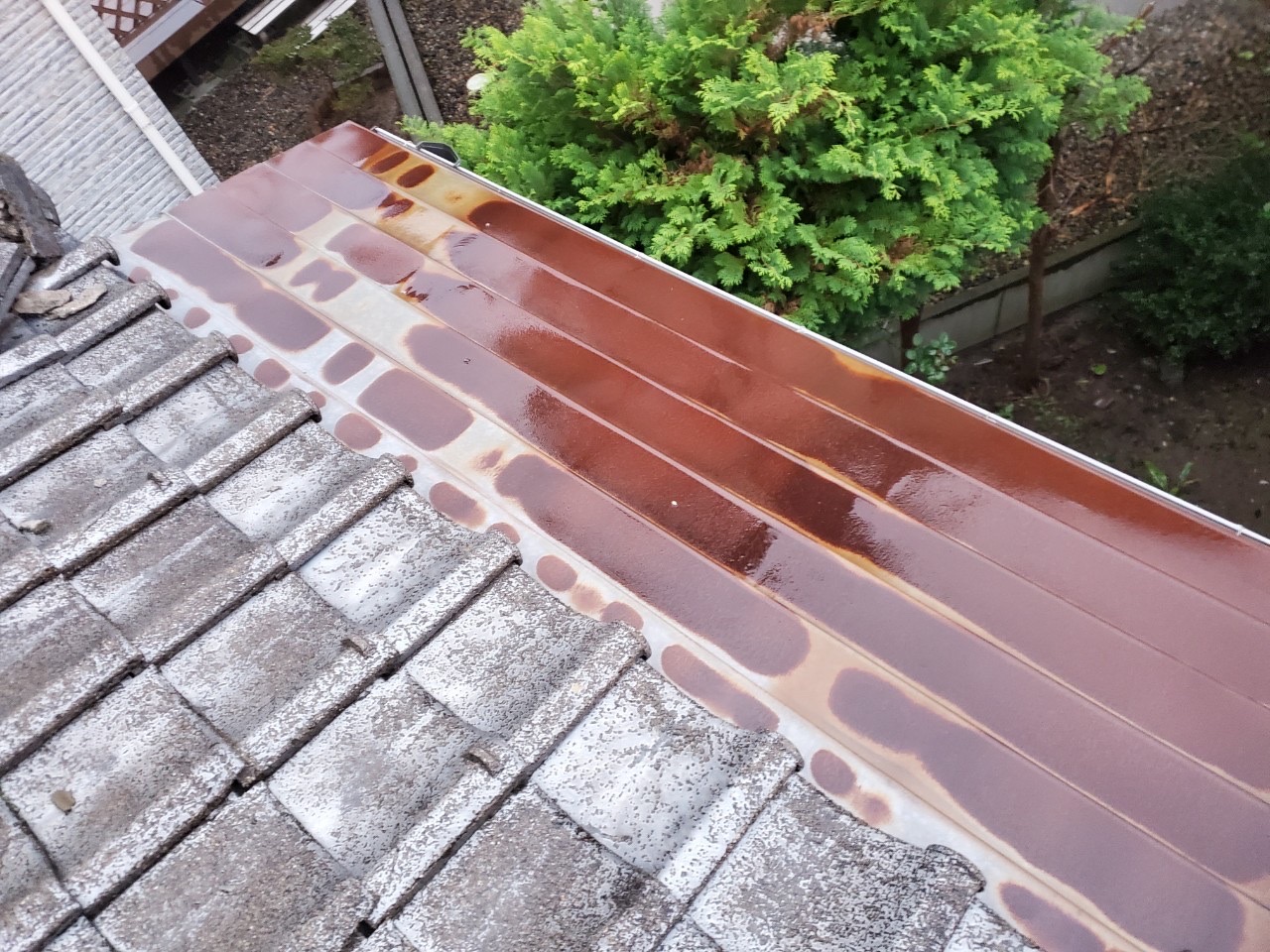 雨漏れしているため屋根葺き替え