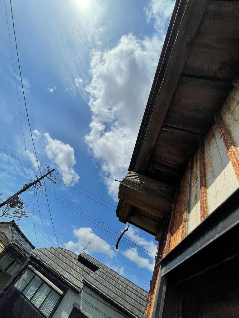 １階窓上より雨漏れ発生