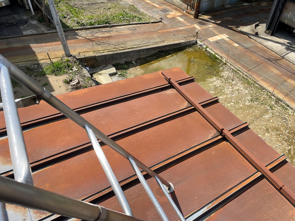 １階窓上より雨漏れ発生