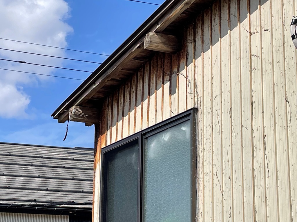 １階窓上より雨漏れ発生