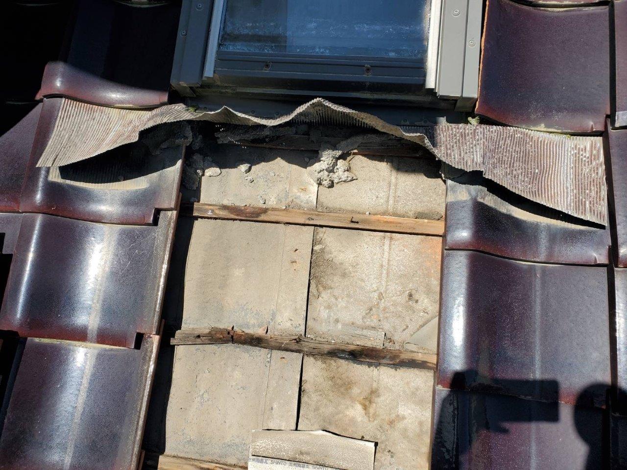 天窓より雨漏れ　現地調査