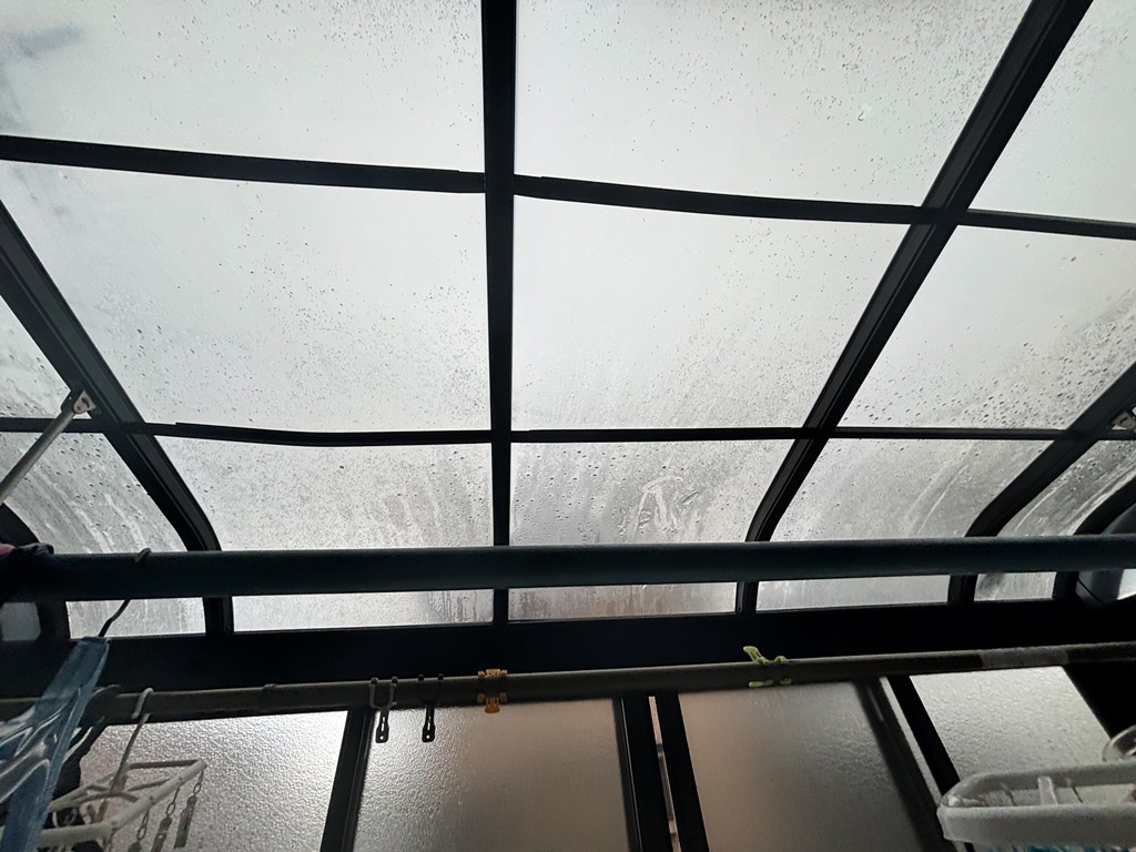 サンルームポリカ屋根　水漏れ
