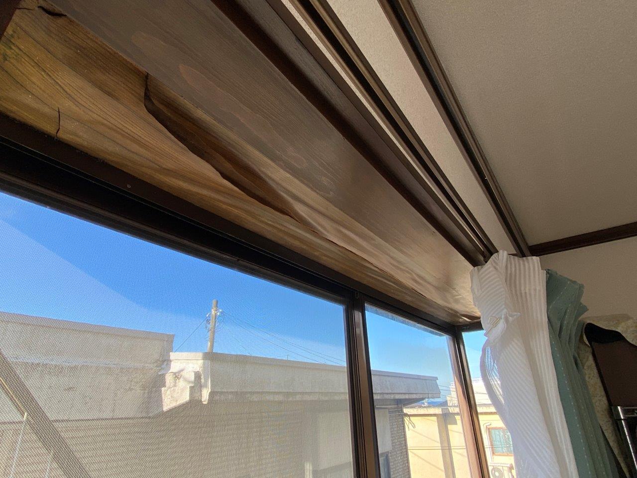 出窓から雨漏れ　現地調査