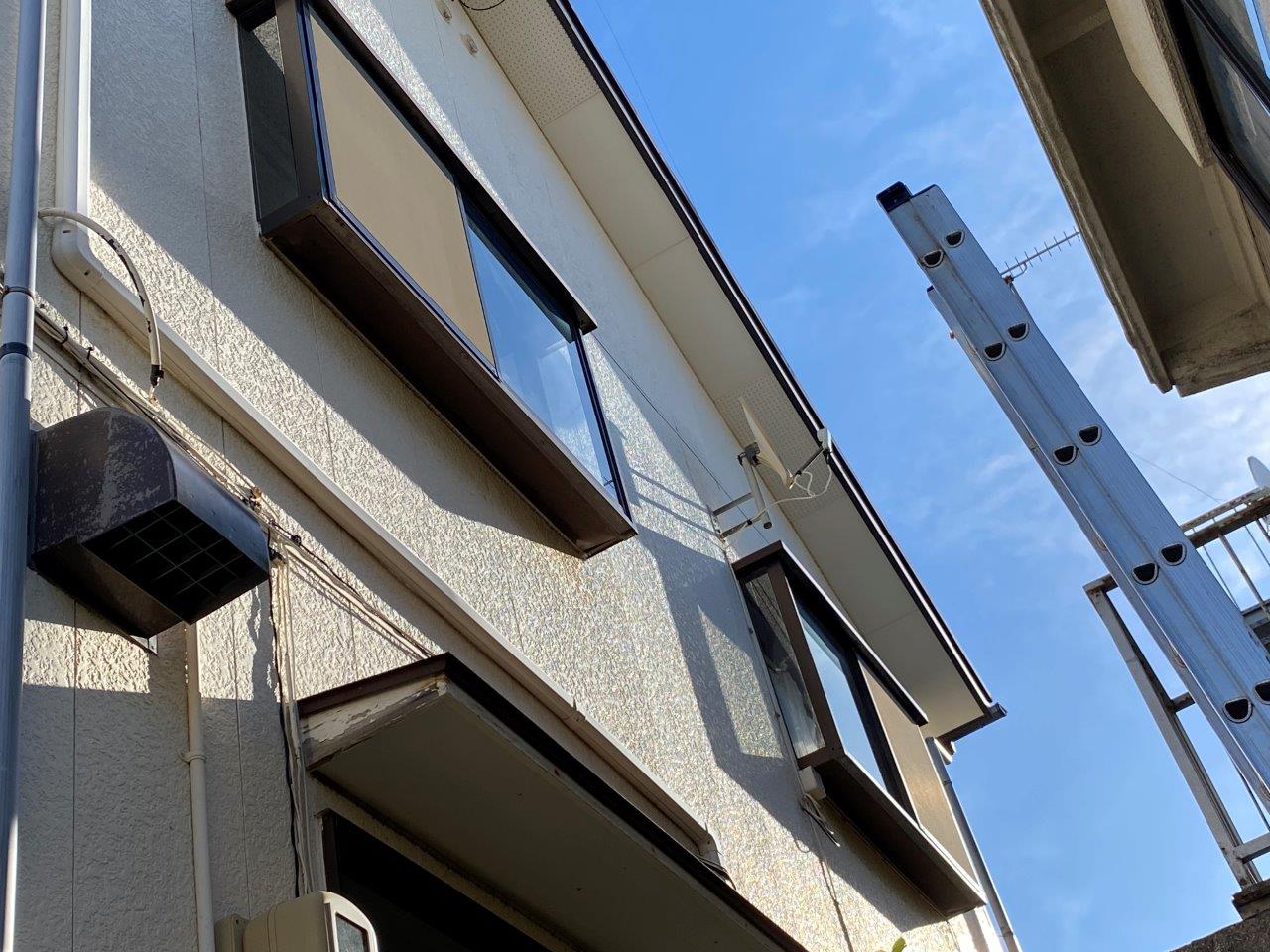 出窓から雨漏れ　現地調査