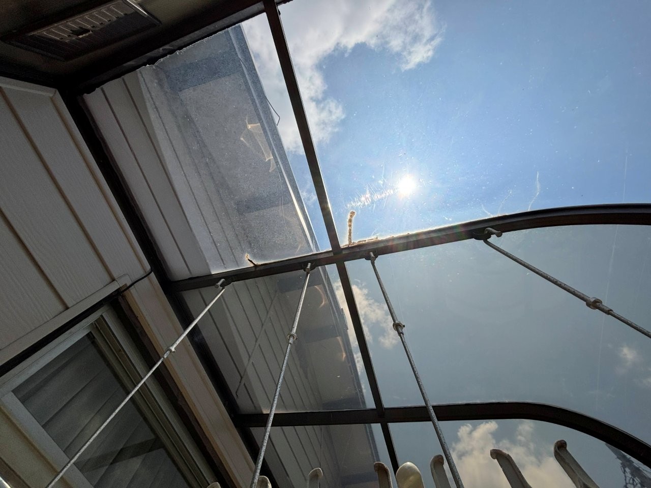 サンルームポリカ屋根ひび割れ　現地調査