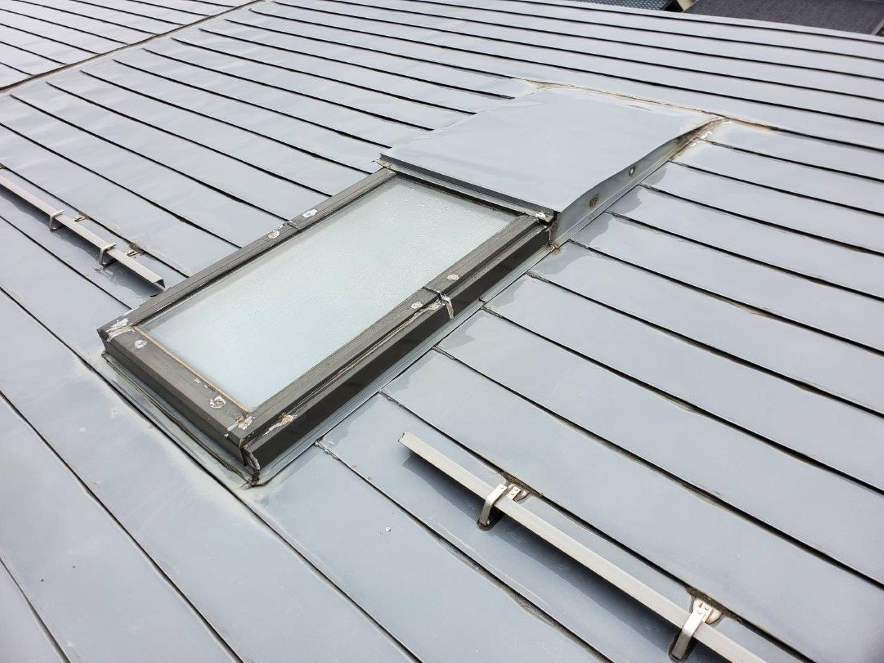 天窓から雨漏れ　現地調査