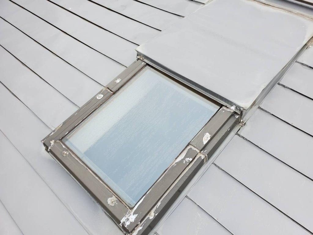 天窓から雨漏れ　現地調査