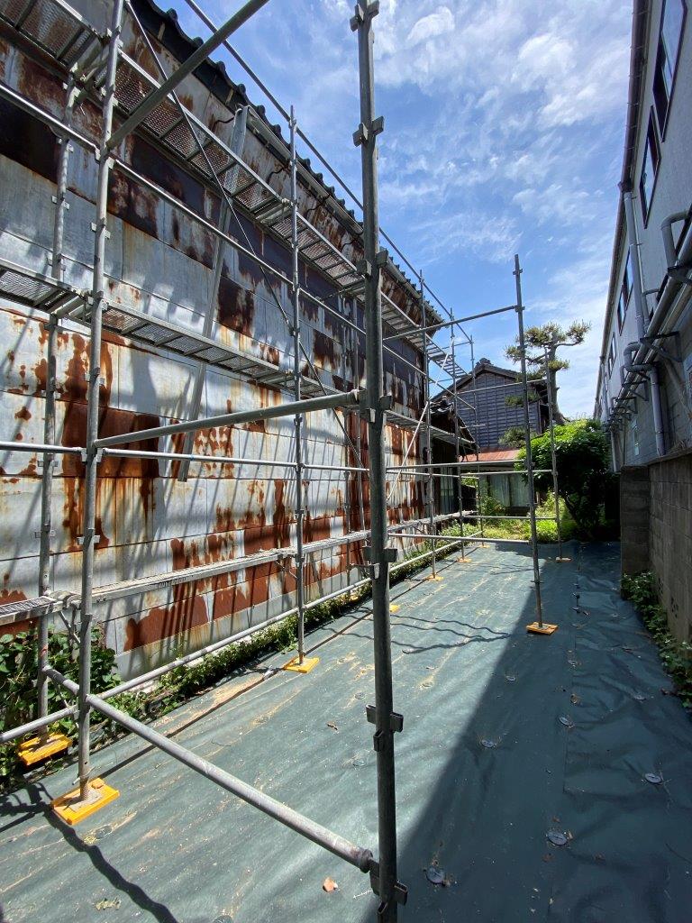 軒樋交換工事のため仮設足場設置