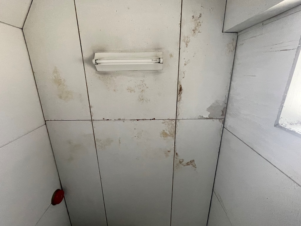 新発田市にあるビルにて雨漏れ