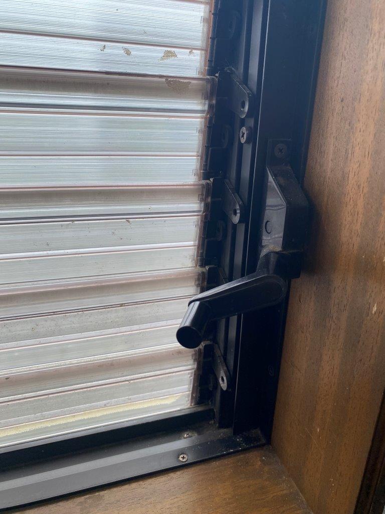 窓部品の破損　現地調査