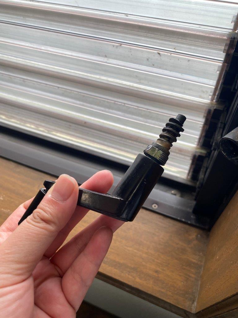 窓部品の破損　現地調査