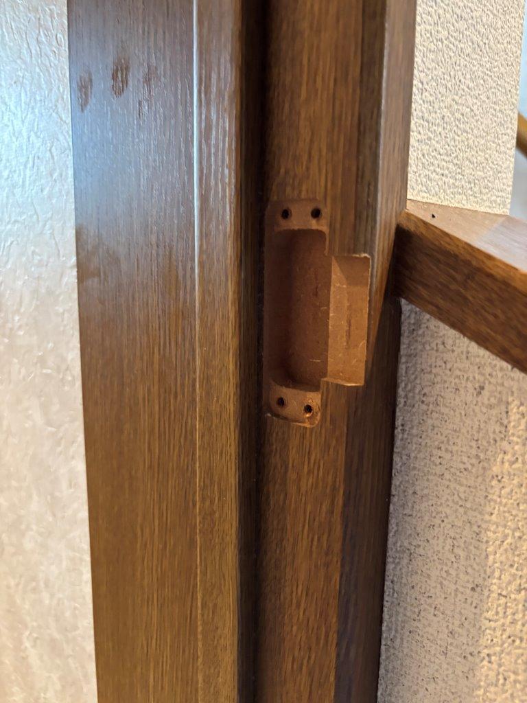 トイレのドアが枠に当たっている状態