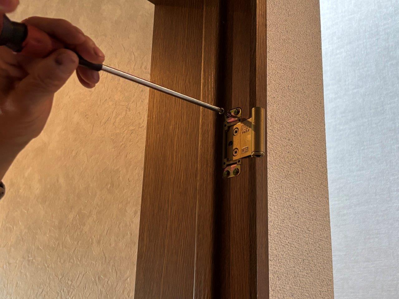 トイレのドアが枠に当たっている状態