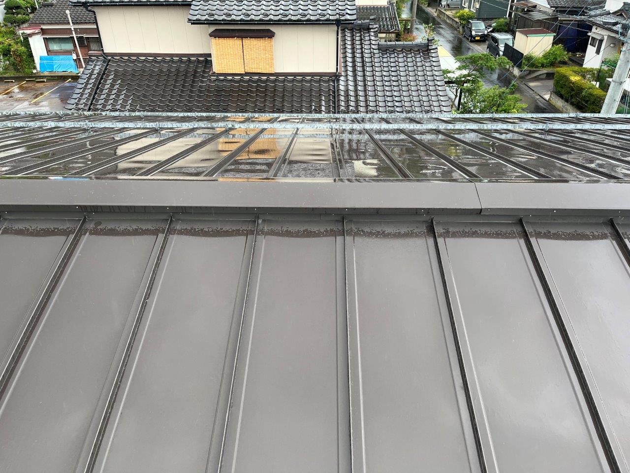 築9年目の板金屋根より雨漏れ