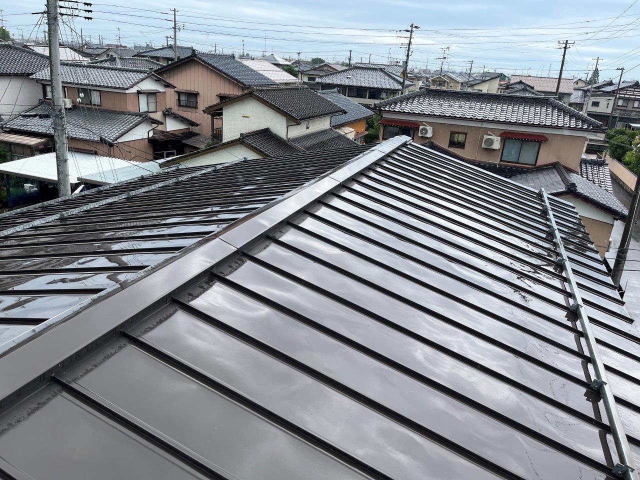 築9年目の板金屋根より雨漏れ