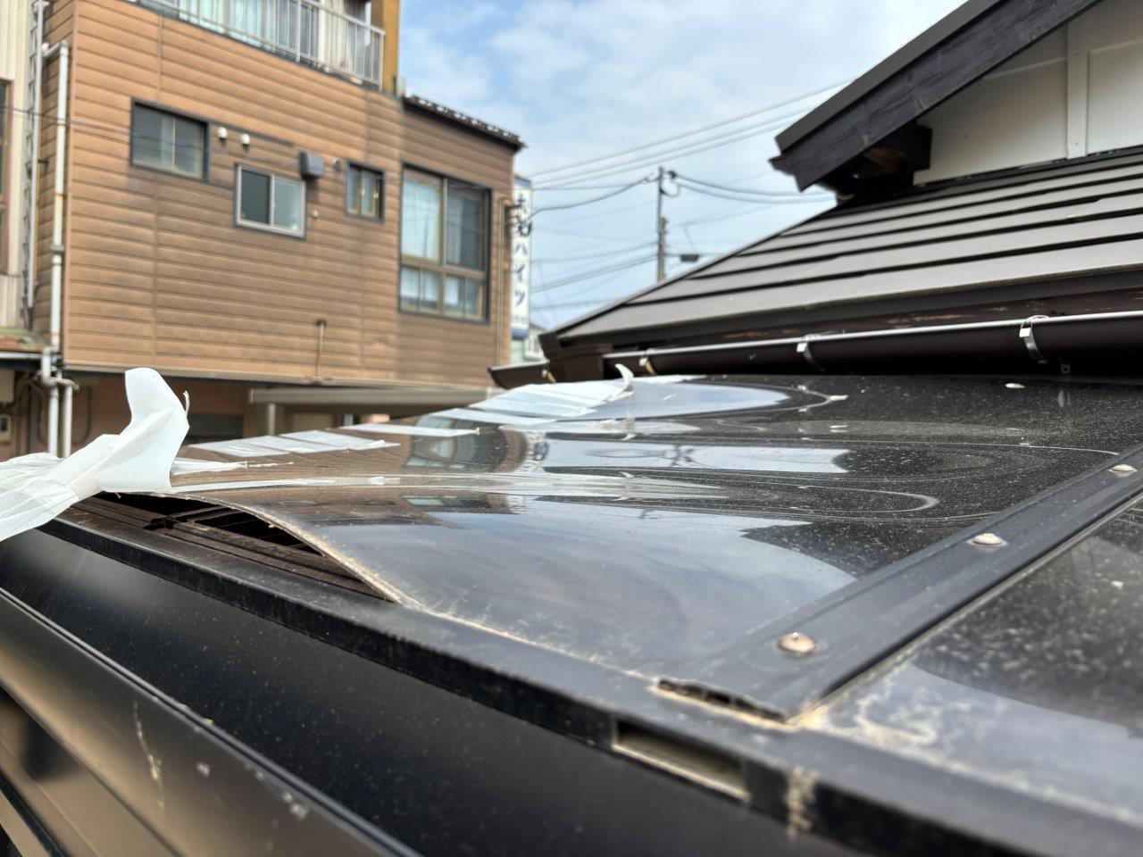 サンルームポリカ屋根剥がれ　現地調査