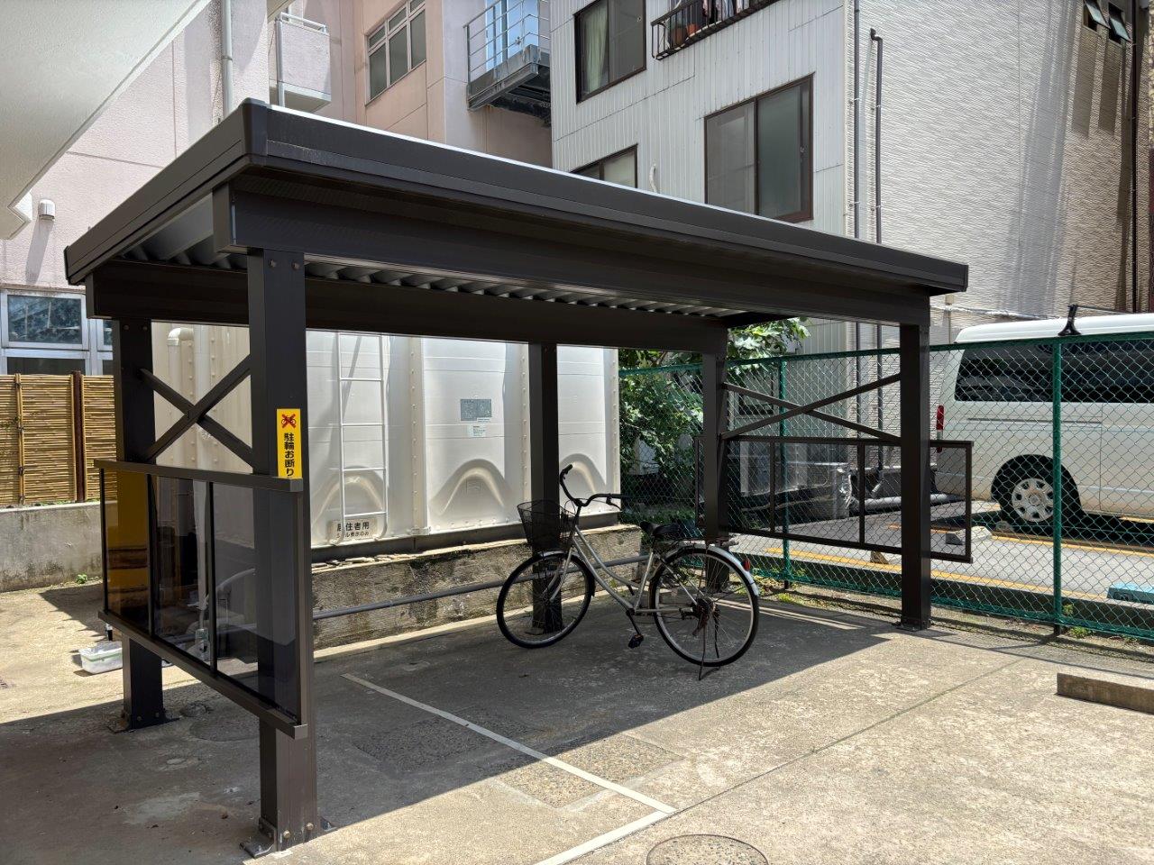 駐輪場の側板パネル取付